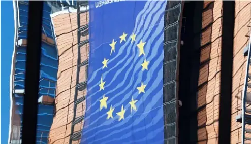  ?? ?? Le siège de la Commission européenne se reflète dans les fenêtres du bâtiment du Conseil de l'UE.
