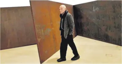  ?? Efe ?? Richard Serra pasea junto a su obra en el Museo Guggenheim de Bilbao.