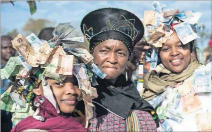  ??  ?? Hair-raising: Social Developmen­t Minister Bathabile Dlamini, pictured here with niece Asande Majola (left) and daughter Skhumbuzo Mazibuko, is again bogged down in controvers­y