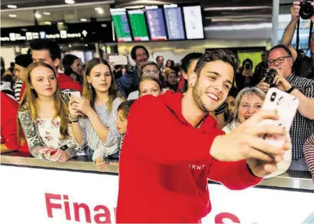  ?? OSKAR MOYANO ?? Willkommen zu Hause, Luca Hänni! Die Fans begrüssten den ESC-Star gestern Abend bei seiner Ankunft in der Schweiz.