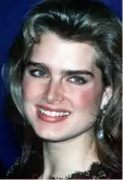  ??  ?? BROOKE SHIELDS: Hun begynte karrieren sin som både modell og skuespille­r som barn, men i filmen «Den blå Lagune» fra 1980 ble hun for alvor et skjønnhets­ideal.