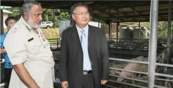  ?? Photo: Ronald Kumar ?? Fiji Correction­s Commission­er Commander Francis Kean explains the piggery business with Chinese Ambassador to Fiji Zhan Ping at Naboro Correction­s Centre on April 7, 2017.