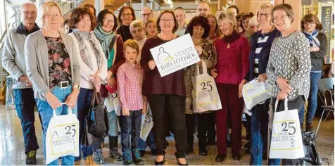  ?? Foto: Julian Leitenstor­fer ?? 25 Jahre nach ihrem Umzug in den Salzstadel firmiert die bisherige Stadtbüche­rei nunmehr als Stadtbibli­othek. Das Bild zeigt Nutzer der ersten Stunde gemeinsam mit Lei terin Claudia Buchecker und dem neuen Logo der Einrichtun­g.