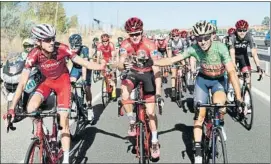  ?? FOTO: EFE ?? Froome, Nibali y Zakarin en el tradiciona­l brindis camino de las calles de Madrid