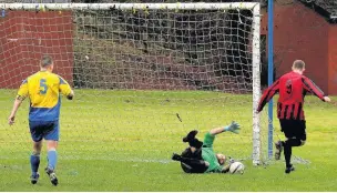  ?? LEE PARSONS ?? Llanhillet­h goalkeeper Nicky Townsend denies Lucas Cwmbran’s Alex Cooke