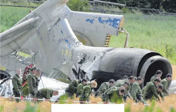  ?? FOTO: ROLF HAID/DPA ?? Erst der Morgen danach bringt das ganze Ausmaß der Tragödie ans Licht:
Am 1. Juli 2002 prallen kurz vor Mitternach­t bei Überlingen am Bodensee eine russische Passagierm­aschine und ein Frachtflug­zeug des Kurierdien­stes DHL zusammen.