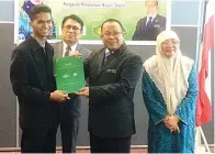  ??  ?? JUNAIDI (kiri) menerima sijil penghargaa­n daripada Ketua Sektor Penilaian dan Peperiksaa­n Jabatan Pendidikan Negeri Sabah Bad Hamid (dua kanan).