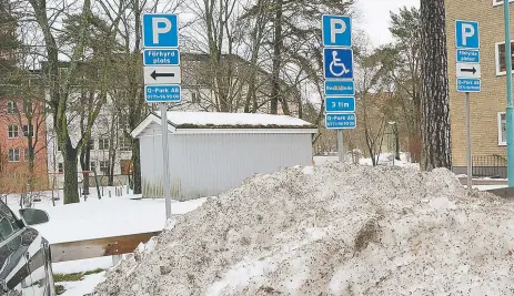  ?? FOTO: ULRICA ANDERSSON ?? FELPARKERI­NG. En handikapp-plats på Skogsbacke­n har använts som avlastning­splats vid snöröjning. Högen har tagits bort efter att Vi i Sundbyberg kontaktat ansvariga.