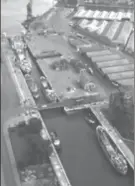  ?? FOTO RR ?? Een foto uit 1967 van een containers­chip nabij de Royersslui­s, de oudste sluis in de haven van Antwerpen.