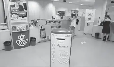  ?? Foto: Ángel García ?? Kunden müssen am Correos-Schalter jetzt tiefer in die Tasche greifen.