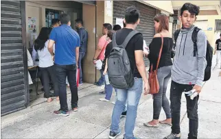  ?? GERARDO MENOSCAL / EXPRESO ?? Tarea. Durante el fin de semana, en la Universida­d de Guayaquil se trabajó en proceso de matriculac­ión.