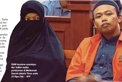 ??  ?? DIAN bersama suaminya, Nur Solikin ketika perbicaraa­n di Mahkamah Daerah Jakarta Timur pada 23 Ogos lalu. - AFP