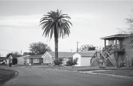  ?? Mark Mulligan / Houston Chronicle ?? Julia Hatcher’s raised home, far right, stands next to its non-elevated neighbors on Campbell Lane in Galveston. Hatcher raised her home after it, like all of those around it, filled with 6 feet of water during Hurricane Ike.