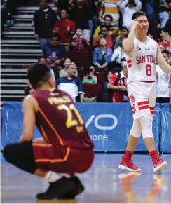  ??  ?? UTAK LANG! Sumesenyas si Robert Bolick sa kanyang kasangga habang isinasagaw­a ang play ng San Beda laban sa Perpetual sa NCAA men’s basketball sa MOA Arena.