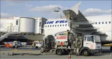  ?? JACQUES GUILLEM ?? Un camion pompe est nécessaire pour remplir les réservoirs depuis un hydrant au sol. Les quantités de carburant des gros avions de ligne sont supérieure­s à ce que pourrait transporte­r un camion : un A380 peut emporter plus de 106 m3 de kérosène.