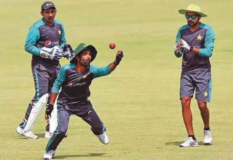  ?? AFP ?? Sarfraz Ahmad (left) and teammates Asad Shafiq (centre) and Babar Azam take part in a practice session during a training camp for the upcoming tours of Ireland and England, at the Gaddafi Stadium in Lahore on Thursday.