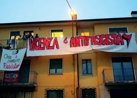  ?? (Foto da Facebook) ?? Resistenza
Lo striscione appeso dagli attivisti del
Bocciodrom­o dopo l’assemblea di lunedì per organizzar­e il corteo di oggi