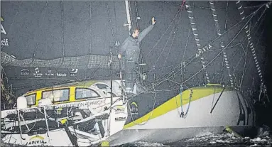  ?? FOTO: VG2020 ?? Charlie Dalin saluda a su llegada a la meta tras 80 días de travesía, pero aún no sabe si es el ganador de esta Vendée