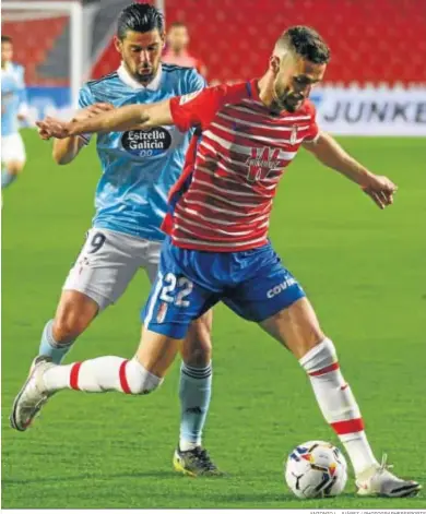  ?? ANTONIO L. JUÁREZ / PHOTOGRAPH­ERSSPORTS ?? Domingos Duarte protege el balón en el duelo en Los Cármenes frente al Celta.