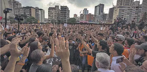  ??  ?? Homenaje. Manifestan­tes participan en una marcha en homenaje a Juan Pablo Pernalete, estudiante muerto durante una protesta en Caracas.