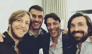  ??  ?? Il selfie di Manuel Rui Costa a San Siro con gli ex compagni del Milan Ambrosini, Maldini e Pirlo