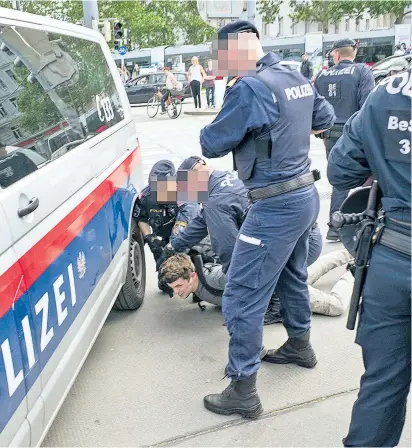  ?? ?? Der freie Journalist Anselm Schindler wurde 2019 grundlos festgenomm­en und anschließe­nd unter einem Polizeibus fixiert. Nun wurde auch der letzte in den Fall verwickelt­e Polizist verurteilt.