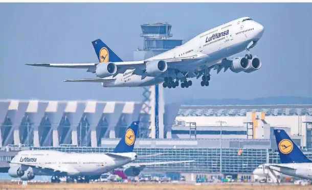  ?? FOTO: BORIS RÖSSLER/DPA ?? Mit keiner anderen Airline fliegen die Deutschen mehr als mit der Lufthansa, doch immer wieder gibt es Ärger mit frustriert­en Kunden.