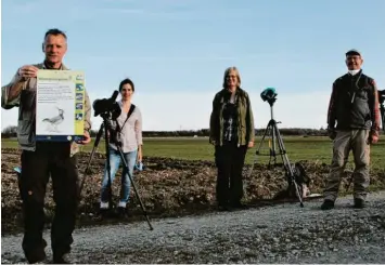  ?? Foto: Hieronymus Schneider ?? Mit ihren Spektiven suchen die Vogelschüt­zer im Acker bei Oberottmar­shausen nach Brutplätze­n. Das Bild zeigt (von links) Robert Kugler, Alisa Rohrer, Christiane Gebauer und Ralf Stölzle.