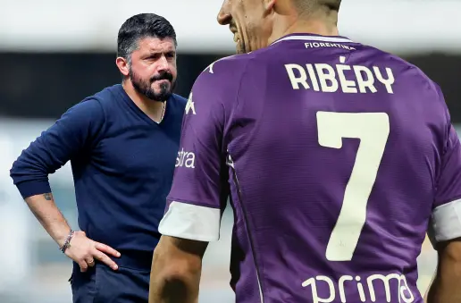  ??  ?? Faccia a faccia
Rino Gattuso e Franck Ribéry si sono incontrati la settimana scorsa in Versilia: tocca al nuovo allenatore decidere sul suo futuro (Spada/ LaPresse, Cambi/Sestini)