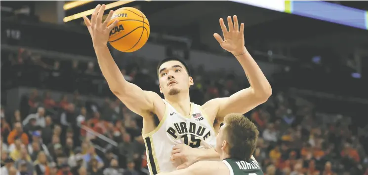  ?? DAVID BERDING / GETTY IMAGES ?? Canadian centre Zach Edey and his fellow Purdue Boilermake­rs will be out to prove the naysayers wrong when the NCAA hoops tournament gets underway.