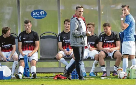  ?? Foto: Ernst Mayer ?? Ichenhause­ns Abteilungs­leiter Rudi Schiller (Vierter von links) hat derzeit keine leichte Aufgabe: Er muss einen Nachfolger für den langjährig­en Coach Oliver Schmid finden. Fündig geworden ist er noch nicht. Deshalb trainiert aktuell der bisherige Co...