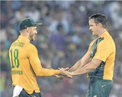  ??  ?? Good to have you back: Proteas captain Faf du Plessis congratula­tes Albie Morkel during the second T20 against India this week.