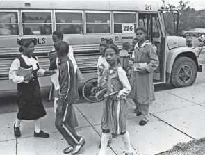  ?? GLEN CUMBERLEDG­E/COLUMBUS DISPATCH FILE ?? Students from the Windsor area get off the bus at Kenwood, their new school, in late October 1979.