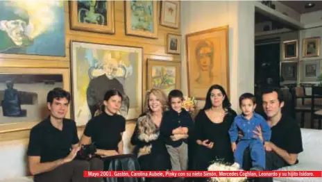  ??  ?? Mayo 2001. Gastón, Carolina Aubele, Pinky con su nieto Simón, Mercedes Coghlan, Leonardo y su hijito Isidoro.