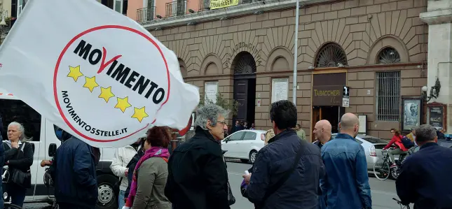  ??  ?? Assalto pronto Una manifestaz­ione dei Cinque Stelle davanti a Palazzo di Città, su corso Vittorio Emanuele