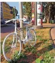  ?? FOTO: F. BOSSE ?? In der Saarbrücke­r Arndtstraß­e erinnert ein Fahrrad an den getöteten 28-Jährigen.
