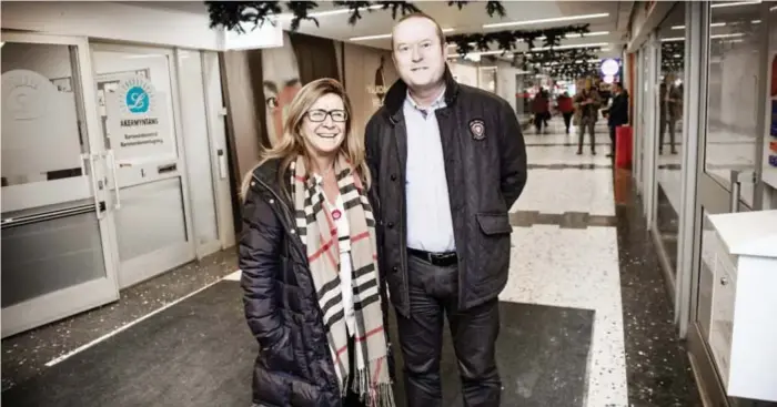  ?? FOTO: MIKAEL ANDERSSON ?? GLADA. Mitra Iranmahd, verksamhet­schef för Åkermyntan­s vårdcentra­l och Thorleif Nilsen, VD för Legevisitt­en AB, efter att hyreskontr­aktet för de nya lokalerna var påskrivet.