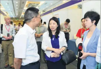  ?? PROVIDED TO CHINA DAILY ?? Wang Ying (center), general manager of Beijing Changping Technology Innodevelo­p Group, interacts with participan­ts at the Silicon Valley Innovation & Entreprene­urship Forum in July.