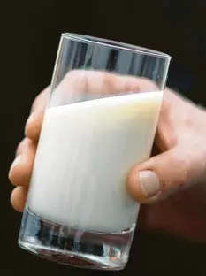  ?? Foto: Lukas Schulze, dpa ?? Ein kühles Glas Milch am Tag gilt als gesund. Zuviel Milch kann aber Auswirkung­en auf die Gesundheit haben.