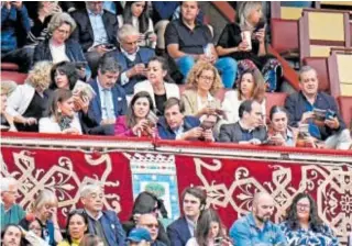 ?? // FOTOS: DE SAN BERNARDO ?? El alcalde de Madrid y su esposa, Teresa Urquijo