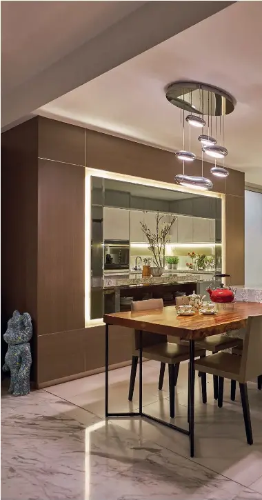  ??  ?? LEFT TO RIGHT The mirrored feature wall creates an expansive sense of space in the kitchen; a pair of lantern-like lamps adds a warm glow to the corridor