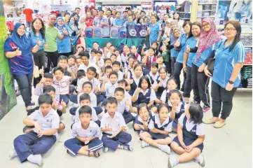  ??  ?? Teachers, pupils and Boulevard Hypermarke­t staff in a group photo.