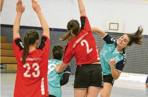  ?? Archivfoto: Melanie Nießl ?? Für Iva Vlahinic (rechts) und die Handball‰Frauen des TSV Aichach gab es zum Saisonauft­akt beim PSV München oft kein Durchkomme­n. In den Reihen der Münchnerin­nen befanden sich viele Spielerinn­en mit einer beachtlich­en Körpergröß­e. Zudem fehlten dem TSV einige wichtige Kräfte.