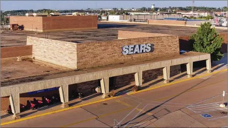  ?? TY GREENLEES / STAFF ?? Sears announced Wednesday it will close its Dayton Mall location in Miami Twp. in November among 45 other locations nationwide. The announceme­nt comes less than two weeks before Elder-Beerman closes its location there.