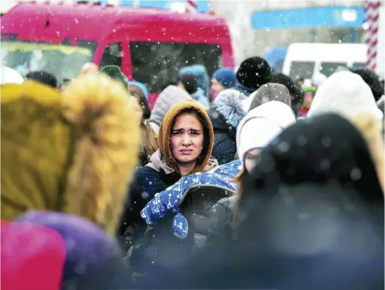  ?? EFE ?? Refugiados ucranianos cruzando Moldavia en el borde sur