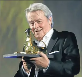  ?? URS FLUEELER / AP ?? Alain Delon recibiendo anteanoche un galardón en Locarno