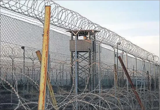  ?? JORDI BARBETA ?? Vista de las alambradas y la valla que rodean el recinto de la prisión estadounid­ense de Guatánamo, en Cuba