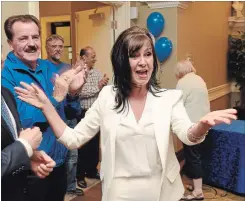  ?? JOHN RENNISON THE HAMILTON SPECTATOR ?? Donna Skelly acknowledg­es supporters as she arrives at her victory party following her victory in the 2018 Ontario election.