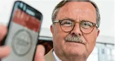  ?? Foto: Patrick Seeger, dpa ?? Ein Symbol für die digitale Zukunft der Medizin? Ärztepräsi­dent Frank Ulrich Mont gomery präsentier­t sich mit Smartphone vor der Kamera.