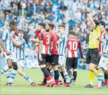  ?? FOTO: JUAN ECHEVERRÍA ?? Tras expulsar a Muniain
Munuera Montero le muestra la tarjeta amarilla a Isak en el pasado derbi de Anoeta